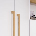 Weiße Türen, Holzgriffe, edle Akzente – der Kleiderschrank „Oscar“ aus dem PAIDI-Babyzimmerprogramm passt in jedes Baby- oder Kinderzimmer.