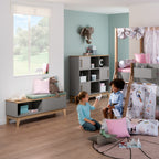 Zwei Kinder spielen in einem modernen Kinderzimmer mit Spielzeug, Etagenbetten und dem PAIDI Jugendzimmer Lowboard Sten von PAIDI.