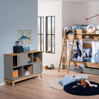 Kinderzimmer mit Etagenbetten, Spielzeug, Teppich, PAIDI Sten Sideboard in Schiefergrau und Regal aus massiver Eiche.