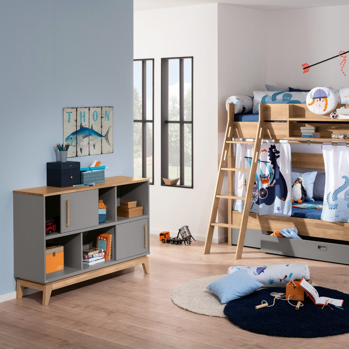 Kinderzimmer mit Etagenbetten, Spielzeug, Teppich, PAIDI Sten Sideboard in Schiefergrau und Regal aus massiver Eiche.