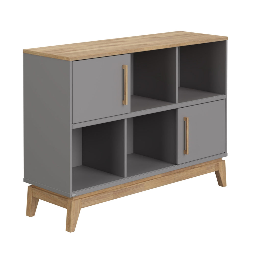 PAIDI Sideboard „Sten“ in Schiefergrau mit Beinen aus massiver Eiche, 2 Schränken und offenen Regalen vor weißem Hintergrund.