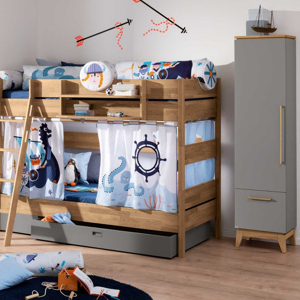 Etagenbett im Meeres-Design, PAIDI Babyzimmer-Stauraumelement „Sten“ und Akzente aus massiver Eiche in Schiefergrau.