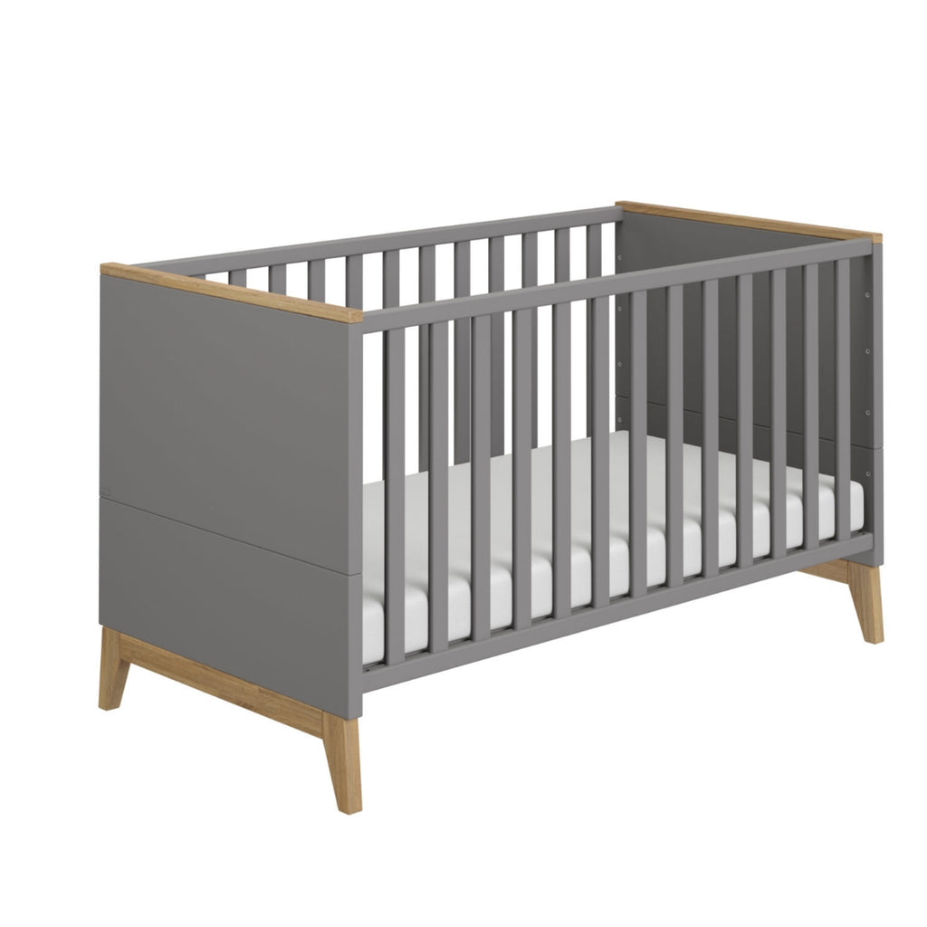 PAIDI Sten Babybettgestell aus Eiche, Holzfüße, höhenverstellbar, inklusive weißer Matratze.