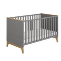 PAIDI Sten Babybettgestell aus Eiche, Holzfüße, höhenverstellbar, inklusive weißer Matratze.
