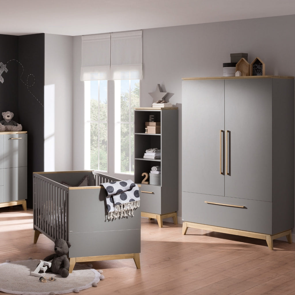 Modernes, graues Kinderzimmer mit dem PAIDI Babyzimmer Sten – Babybettgestell und Sonnenlicht, das auf den Holzböden tanzt.