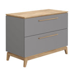 Die Wickelkommode „Sten“ von PAIDI Babyzimmer besticht durch ihr graues Gehäuse, die Holzplatte und die schräg zulaufenden Beine und sorgt so für ein stilvolles Kinderzimmer.