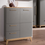 Schiefergraues Melamin und Eiche zeichnen das PAIDI-Highboard „Sten“ für das Kinderzimmer aus. Deko: Basketball, Drahtkorb.
