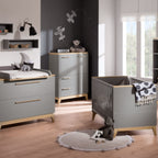 Modernes Kinderzimmer mit dem grauen PAIDI Babyzimmer-Standregal „Sten“, stilvollen Möbeln und viel Tageslicht.