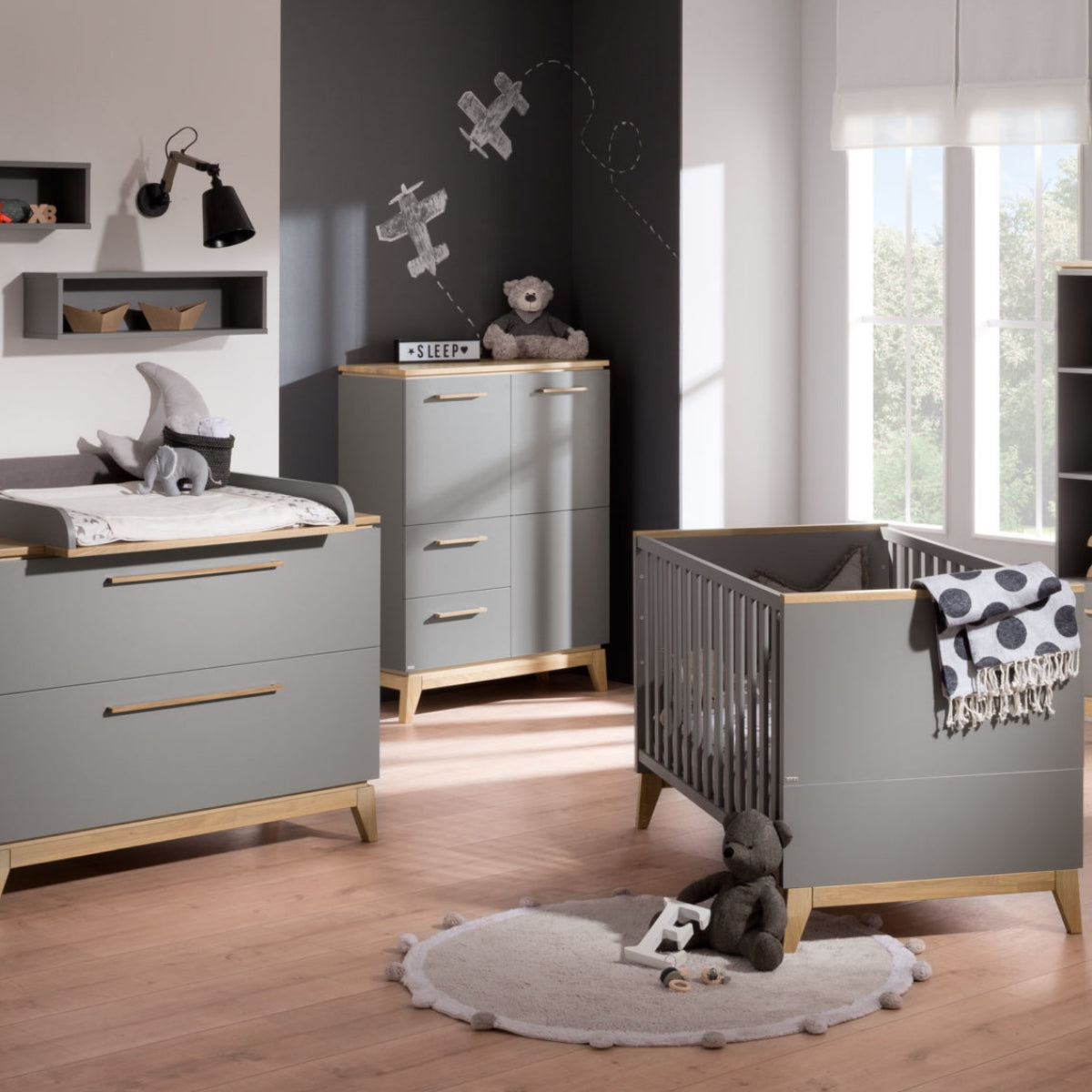 Modernes Kinderzimmer mit dem grauen PAIDI Babyzimmer-Standregal „Sten“, stilvollen Möbeln und viel Tageslicht.