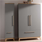 Der Kleiderschrank „Sten“ von PAIDI verfügt über Sockel und Griffe aus Eiche und eignet sich perfekt, um einem hellen Raum einen modernen Touch zu verleihen.