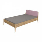 PAIDI Bettgestell Sten: Jugendbett aus Holz mit rosa Kopfteil, grauer Matratze und Oberfläche in massiver Eiche von PAIDI.