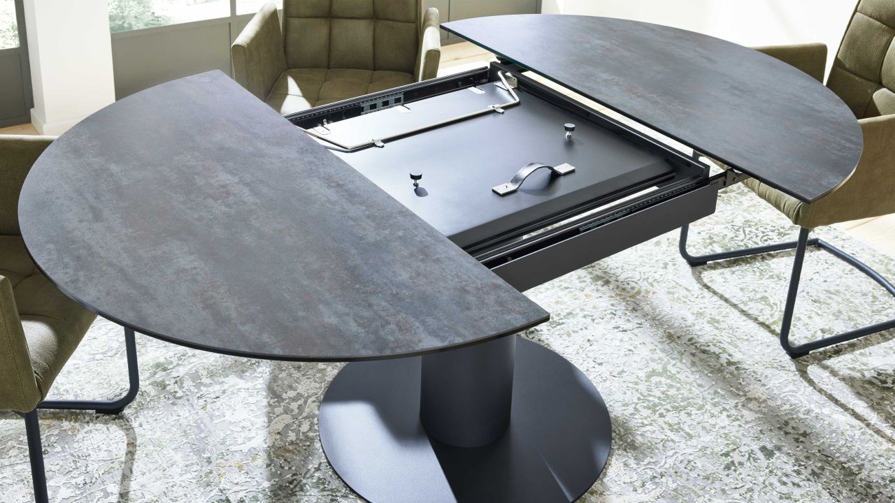 Interliving Serie 5104, Runder Esstisch mit dunkelgrauer Tischplatte im Industrial-Stil, schwarzem Metallgestell und Auszug