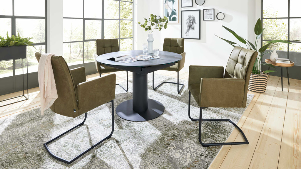Interliving Serie 5104, Essgruppe mit olivgrünen Schwingstühlen und rundem Esstisch,