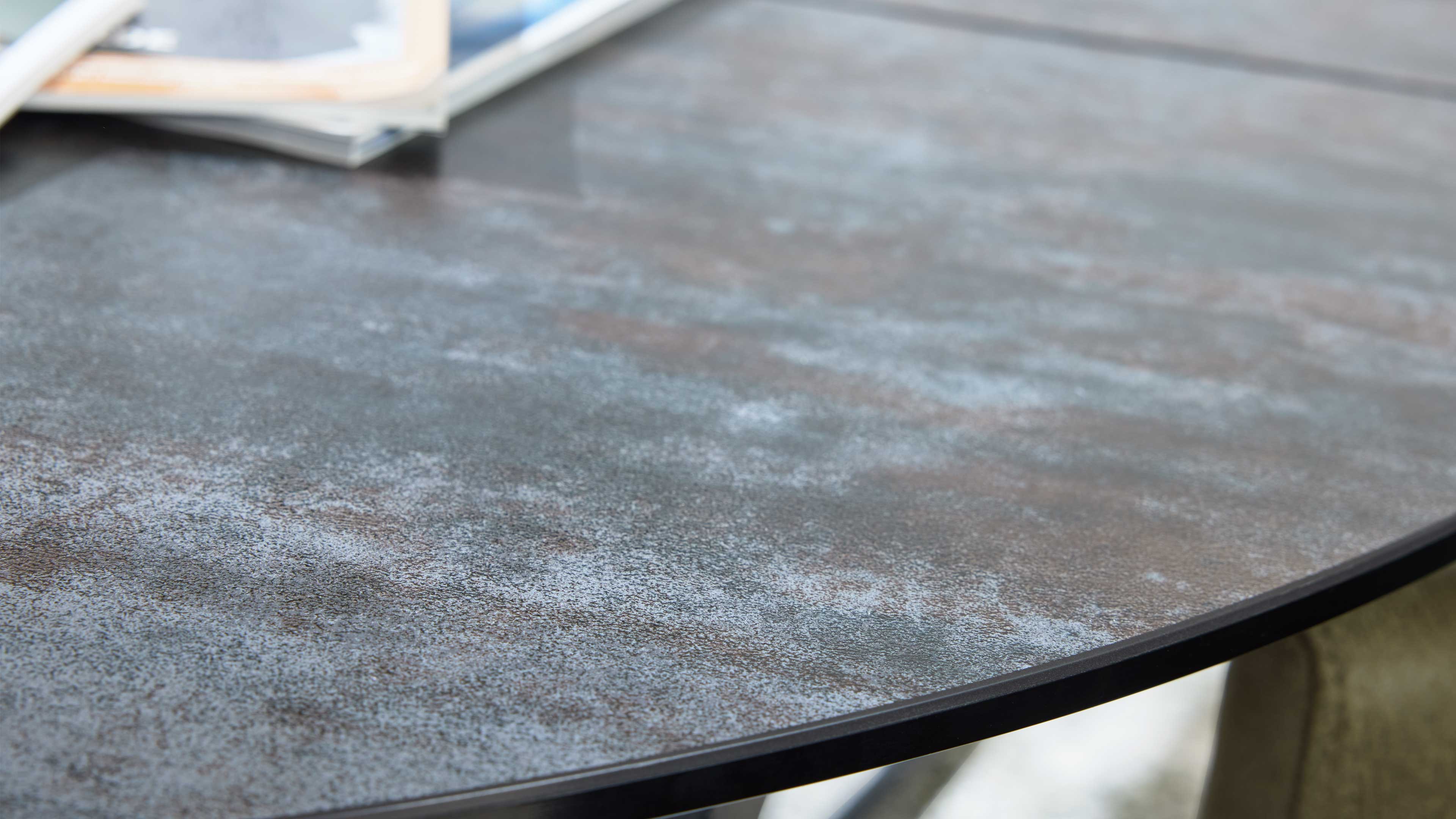 Interliving Serie 5104, Runder Esstisch mit dunkelgrauer Tischplatte im Industrial-Stil, schwarzem Metallgestell und Auszug