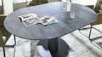 Interliving Serie 5104, Runder Esstisch mit dunkelgrauer Tischplatte im Industrial-Stil, schwarzem Metallgestell und Auszug