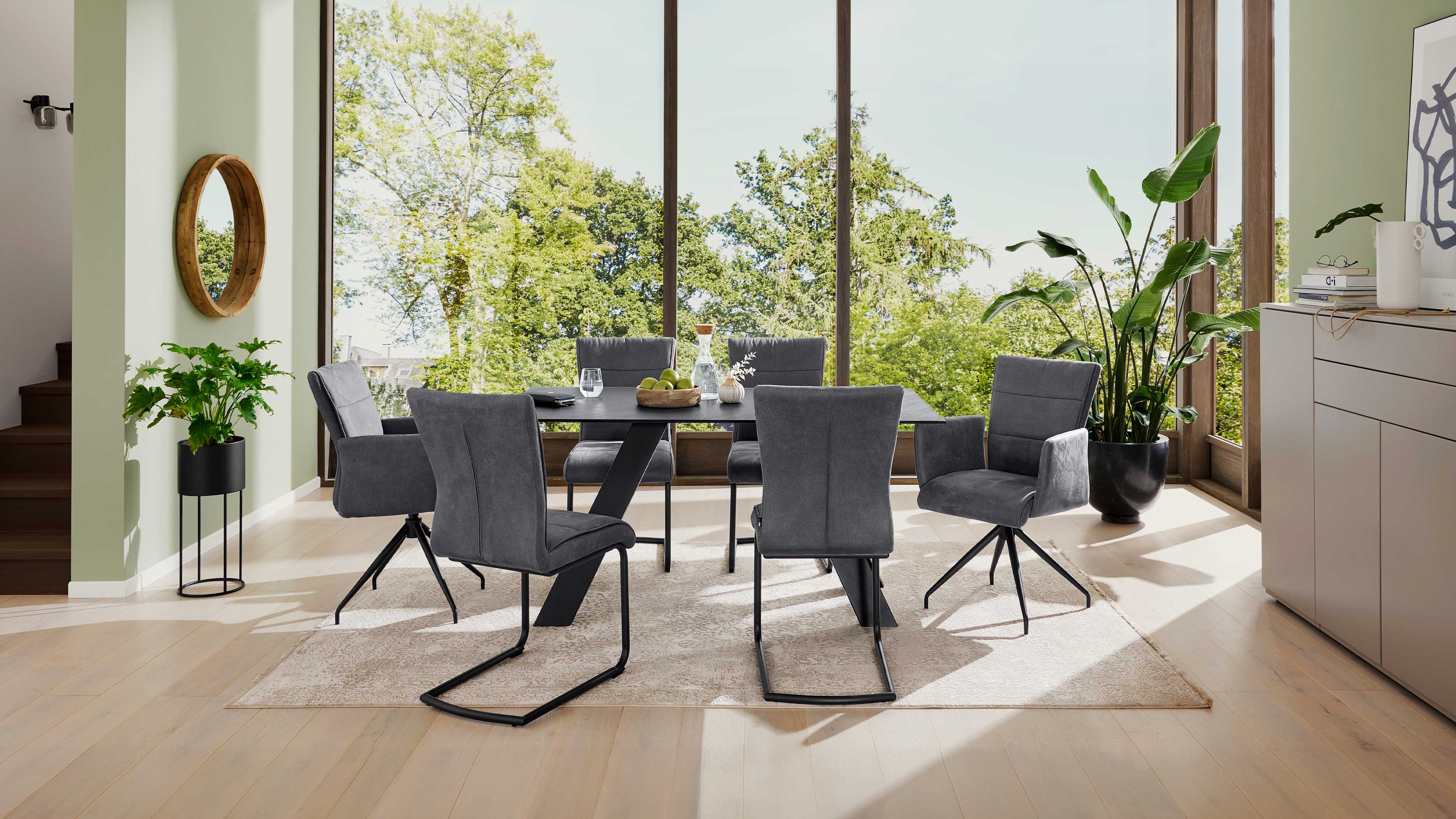 Interliving Essgruppe Serie 5122, mit modernen, grauen Freischwingern und Drehstühlen in Veloursoptik