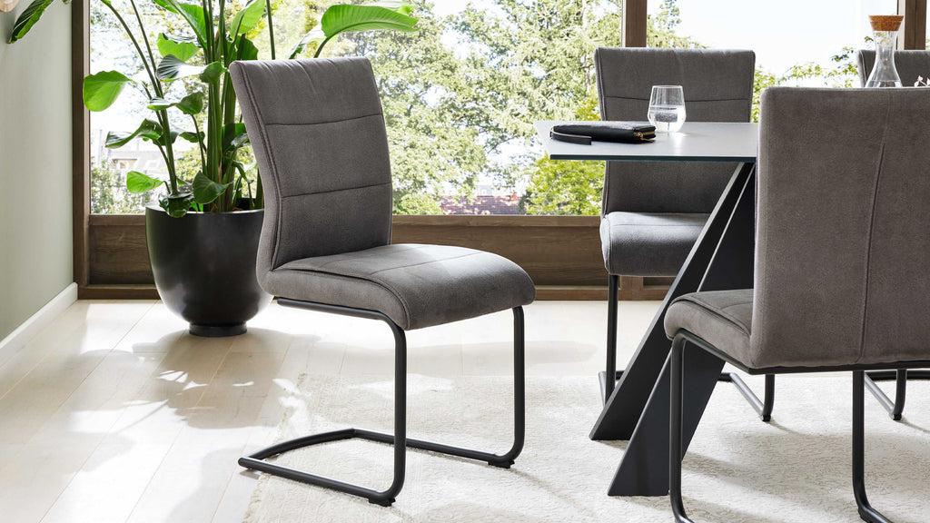 Interliving Essgruppe Serie 5122, mit modernen, grauen Freischwingern und Drehstühlen in Veloursoptik