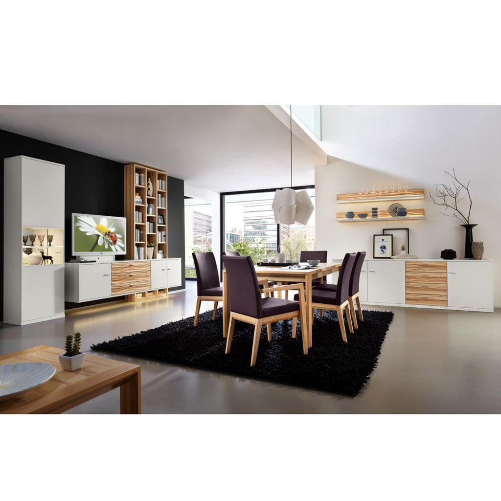 Modernes Esszimmer mit der Wohnkombination „RMW Möbel Vancouver“ von RIETBERGER MÖBELWERKE, einem Tisch, sechs Stühlen und minimalistischer Einrichtung.