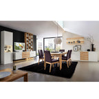 Modernes Esszimmer mit der Wohnkombination „RMW Möbel Vancouver“ von RIETBERGER MÖBELWERKE, einem Tisch, sechs Stühlen und minimalistischer Einrichtung.