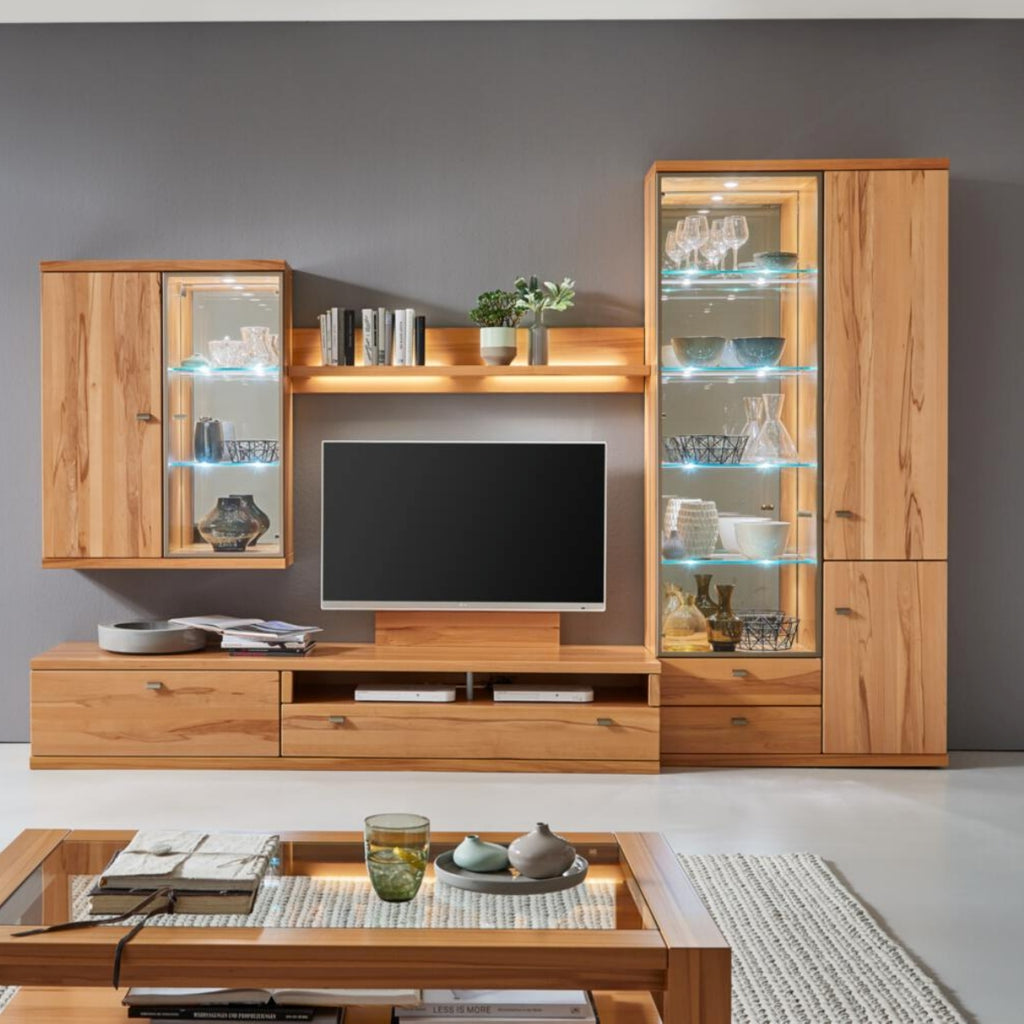 RMW-Wohnkombination Modell Viva von RIETBERGER MÖBELWERKE: Holzregale, Glasvitrinen, Fernseher und Couchtisch.