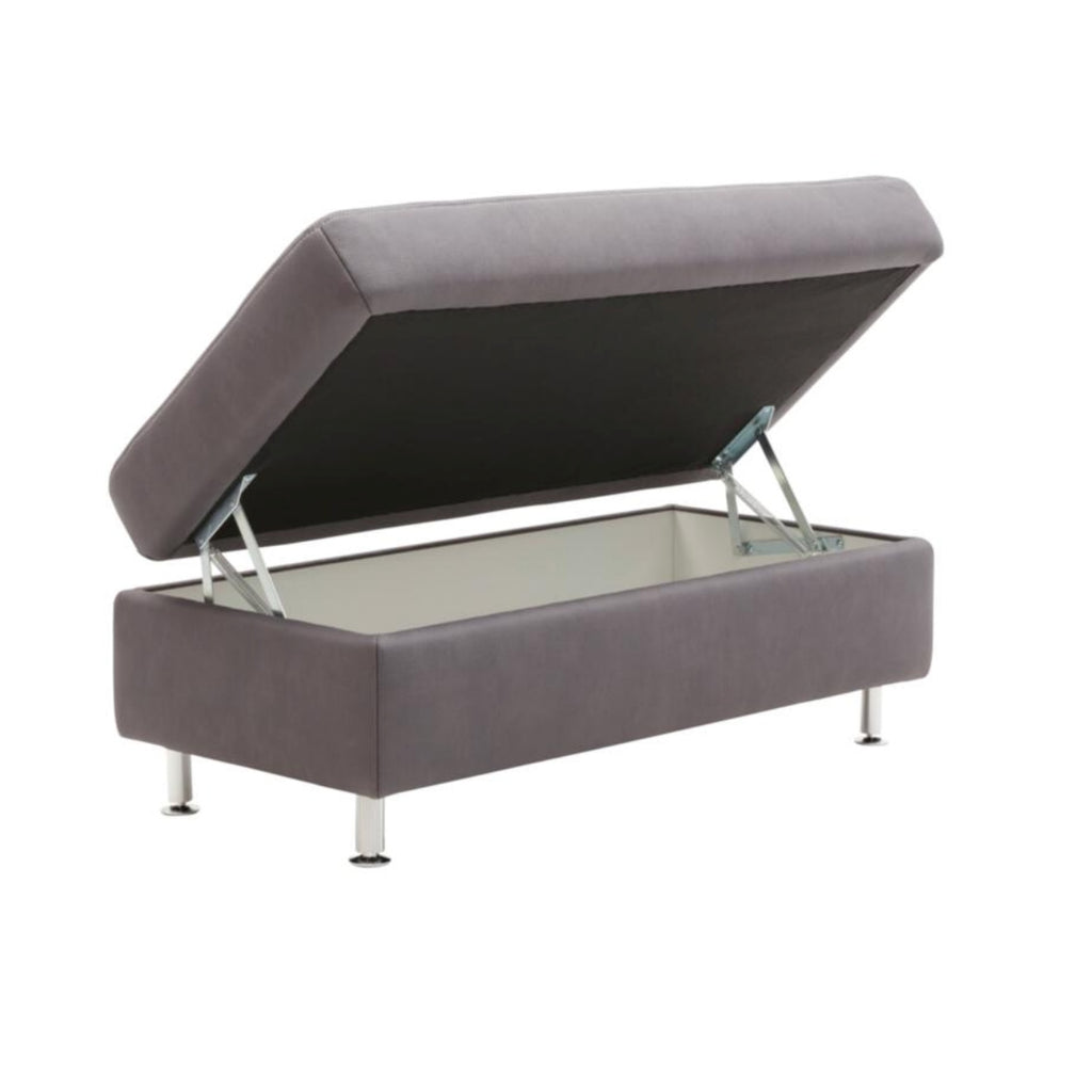 Großer grauer ZEHDENICK Modulmaster MM-ZE1049 XXL-Hocker mit einem aufklappbaren Deckel, hinter dem sich ein Staufach verbirgt.