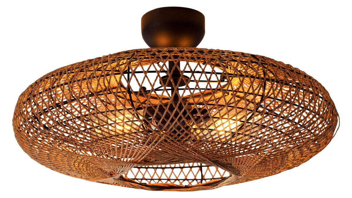 Deckenlampe mit einem runden, geflochtenen Schirm aus Naturmaterial und einer dunklen Halterung, die mehrere Lichtquellen umfasst.
