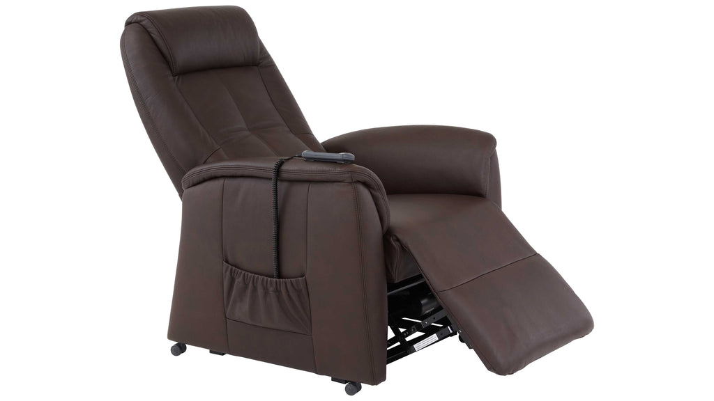 Ein brauner Relaxsessel mit erhöhter Fußstütze, seitlicher Bedienungsfernbedienung und seitlicher Tasche zum Verstauen.