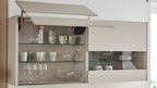 Ein hängender Küchenschrank in beige mit einem Glaseinsatz, gefüllt mit Tassen, Gläsern, einer Karaffe und einer Schüssel.