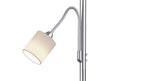 Eine verchromte Stehlampe mit einem schlichten, weißen Lampenschirm und flexiblem Arm zur individuellen Ausrichtung des Lichts.
