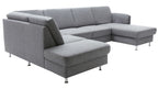 Ecksofa in hellgrauem Stoff mit Metallfüßen, bestehend aus einer langgestreckten Sitzfläche, Rückenlehne und einer gepolsterten Anlehne.