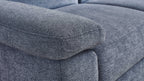 Die Ausgestaltung der Kante einer blauen Couch mit einer weichen, strukturierten Polsterung ist sichtbar.