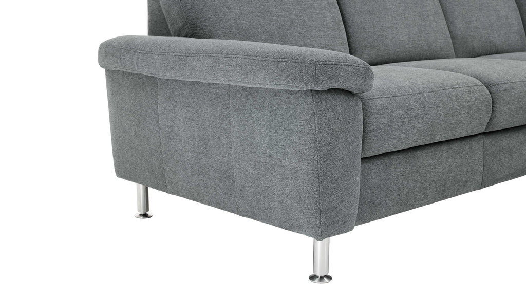 Ein graues Sofa mit einem Polster aus Strukturstoff, einem breiten Armlehnenbereich und metallischen Beinen ist abgebildet.