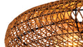 Eine runde Hängeleuchte mit einem Geflecht aus braunem Rattan und einem schwarzen Metallrahmen, hinter dem warmes Licht strahlt.