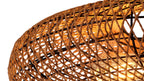 Eine runde Hängeleuchte mit einem Geflecht aus braunem Rattan und einem schwarzen Metallrahmen, hinter dem warmes Licht strahlt.