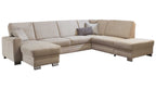 L-förmige Couch in hellem Beige mit mehreren Kissen, darunter ein dekoratives Kissen in Dunkelgrau, auf niedrigen Füßen.