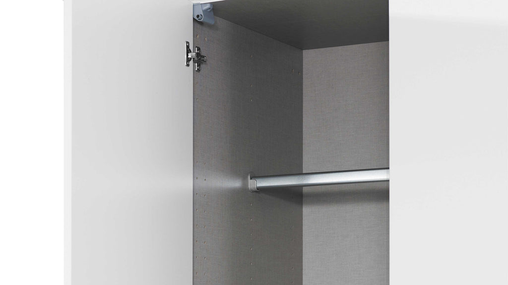 Innenansicht eines weißen rauch BLUE-Kleiderschranks von Celle mit einer Kleiderstange aus Metall und einer Flügeltür.