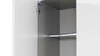 Innenansicht eines weißen rauch BLUE-Kleiderschranks von Celle mit einer Kleiderstange aus Metall und einer Flügeltür.