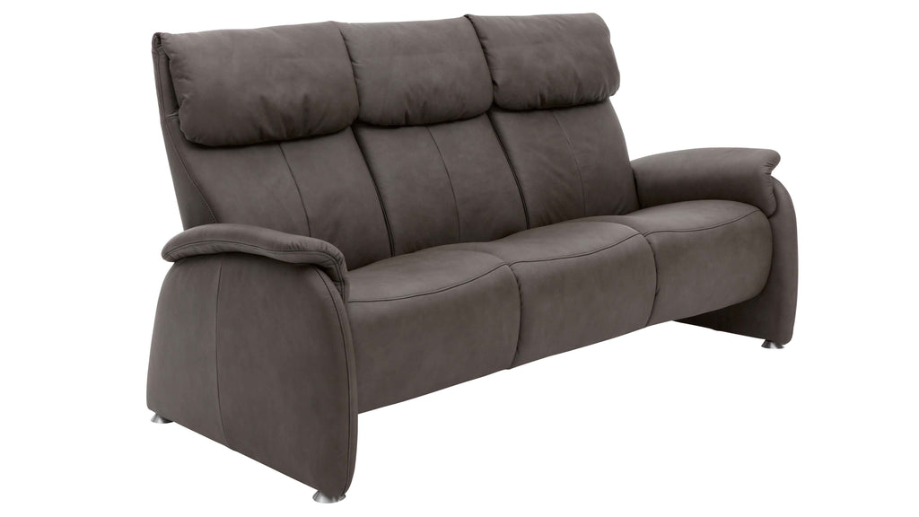 Dreisitzer-Sofa in grauer Stoffoptik mit drei ergonomischen Kopfstützen und abgerundeten Armlehnen.