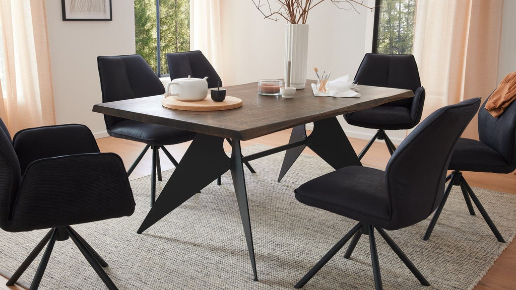 Interliving Serie 5116, Esstisch mit heller Wildeiche und schwarzem Metallgestell im Industrial-Stil