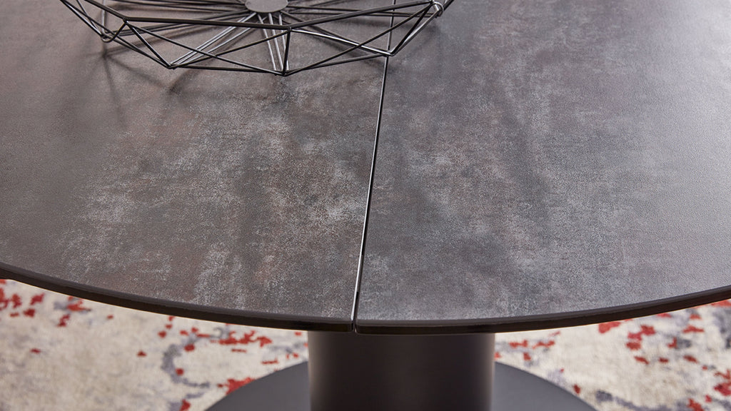 Interliving Serie 5104, Runder Esstisch mit dunkelgrauer Tischplatte im Industrial-Stil, schwarzem Metallgestell und Auszug