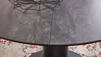 Interliving Serie 5104, Runder Esstisch mit dunkelgrauer Tischplatte im Industrial-Stil, schwarzem Metallgestell und Auszug