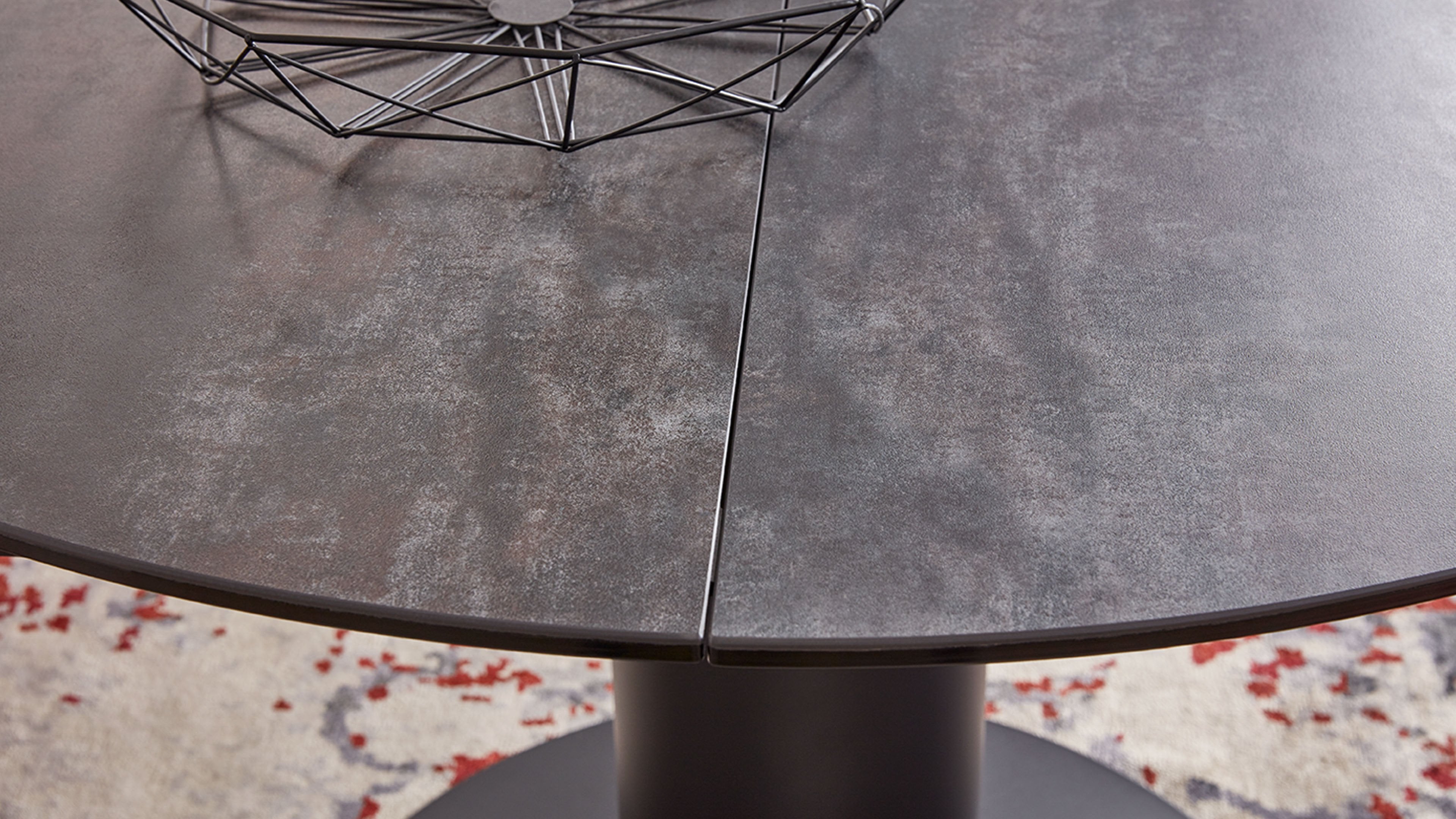 Interliving Serie 5104, Runder Esstisch mit dunkelgrauer Tischplatte im Industrial-Stil, schwarzem Metallgestell und Auszug