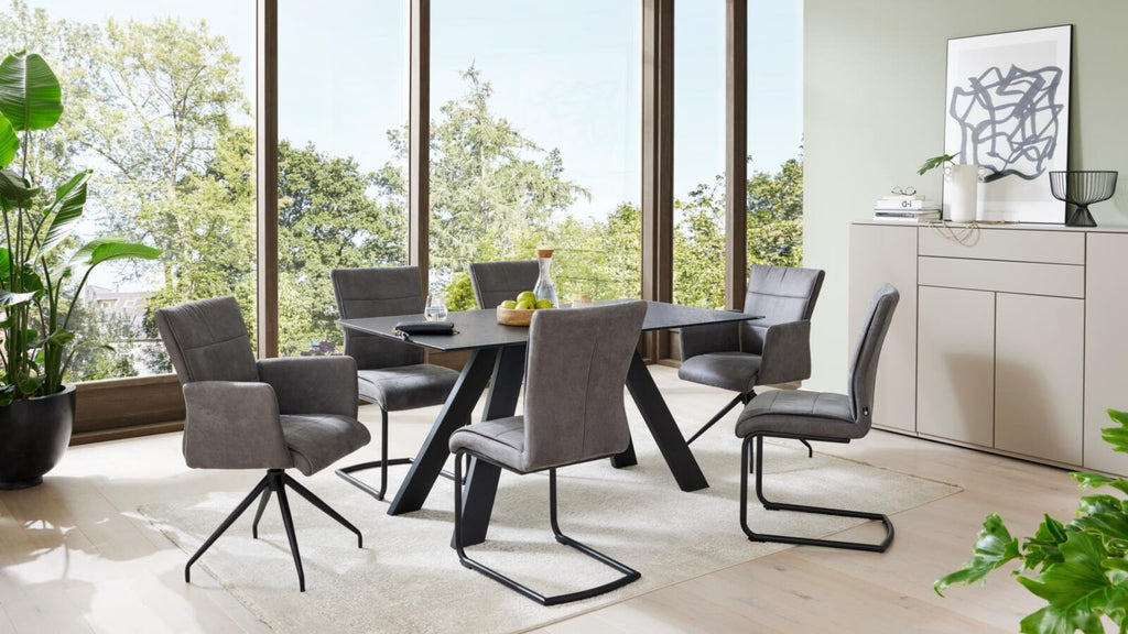 Interliving  Serie 5122, Moderner Esstisch mit schwarzer Keramik-Tischplatte und markantem Gestell in Anthrazit