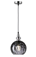 FH FISCHER & HONSEL Pendelleuchte L20 B20 D20_Glas rauchfarbig mit einem strukturierten, rauchfarbenen Schirm und Beschlägen aus mattem Nickel.